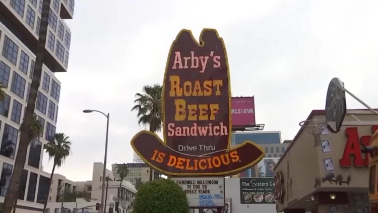 ¡El icónico sombrero de Arby’s se despide de Hollywood!