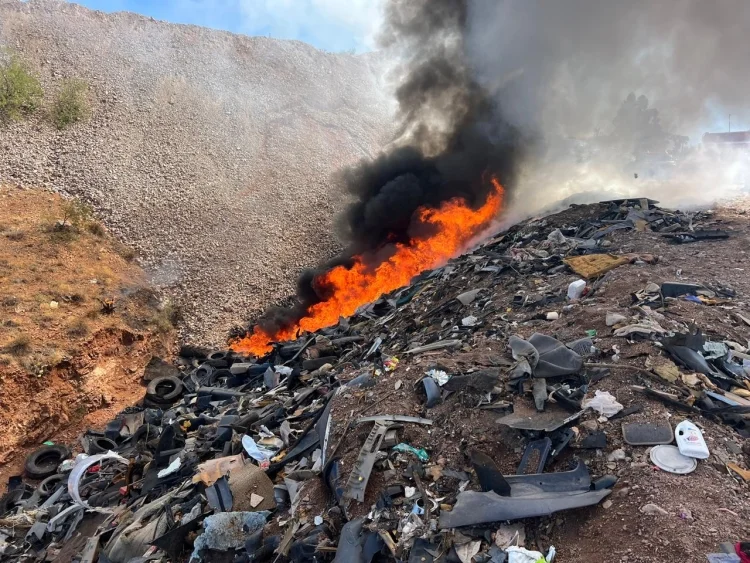 Incendio en basurero clandestino pone en alerta a Nogales por contaminación
