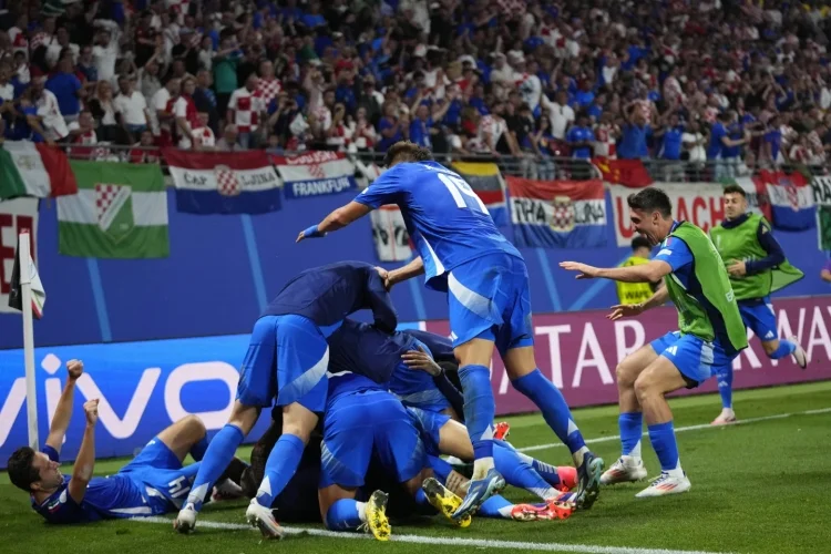 Italia logra el pase a octavos con un agónico empate ante Croacia