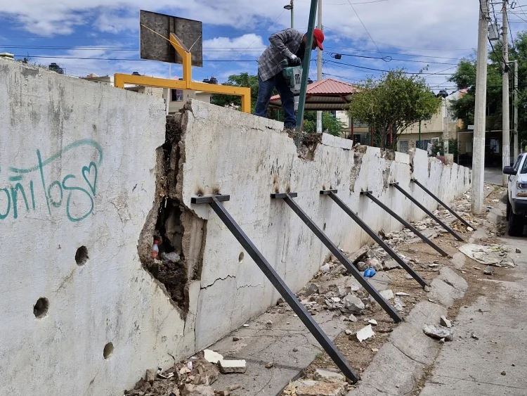 Aplican obra de emergencia en colapso de barda en fraccionamiento de Nogales