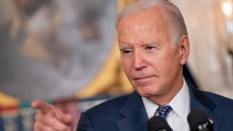 Corte bloquea plan de Biden para pagos de préstamos estudiantiles