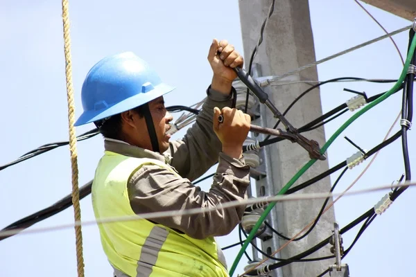 Hombre recibe descarga eléctrica en Hermosillo mientras hacía mantenimiento de aire acondicionado