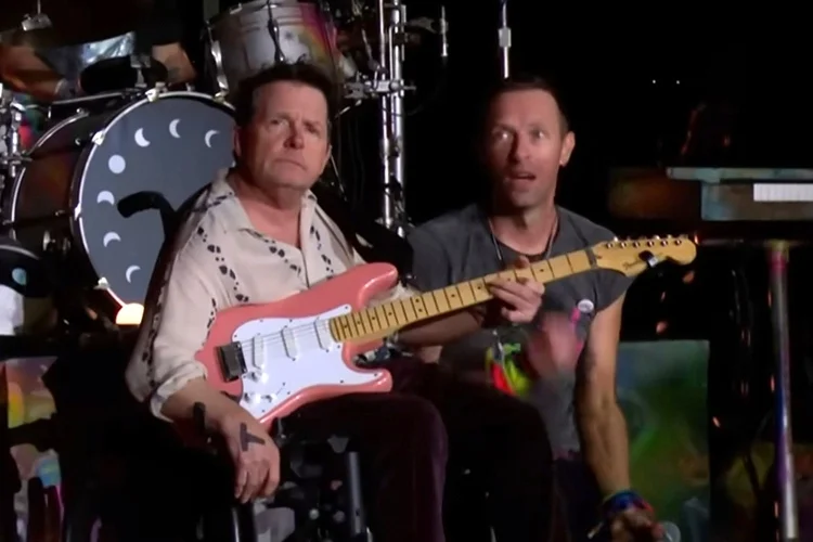 VIDEO: Emotivo momento en Glastonbury cuando Michael J. Fox tocó la guitarra con Coldplay