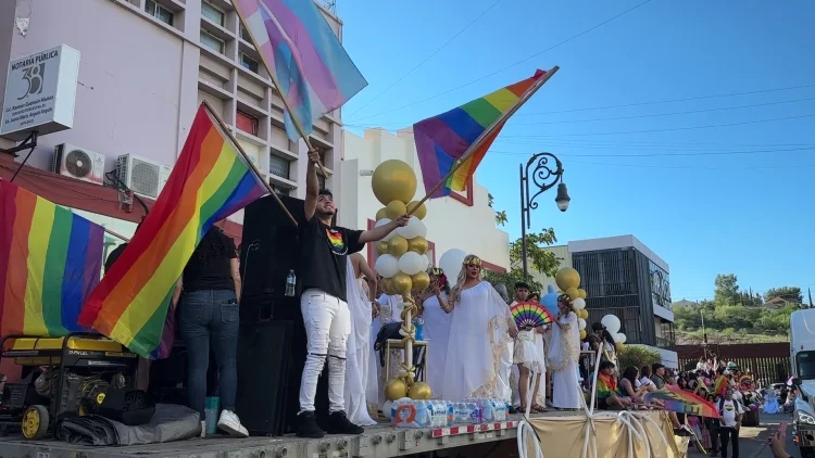Desfila comunidad LGBTIQ+ por calles de Nogales