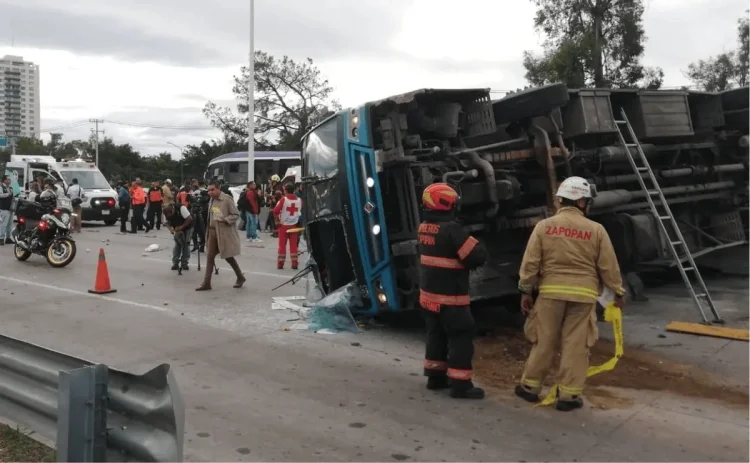 Fuerte accidente en Zapopan: Camión con 36 pasajeros se vuelca tras chocar con auto