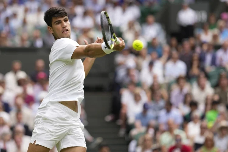Alcaraz inicia la defensa de su título en Wimbledon VIDEO