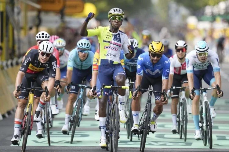 Carapaz conquista el Tour de Francia, Girmay hace historia VIDEO