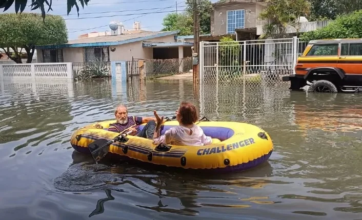 Aventura en Tamaulipas: Usan lancha para ir por pollo tras inundación