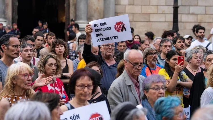 Barcelona llora: Desahucio fatal, protestas y dolor por la muerte de dos hermanas
