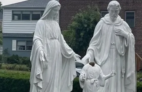 Vandalismo en Iglesia de Queens: NYPD busca a conductor de taxi que decapitó estatua del Niño Jesús