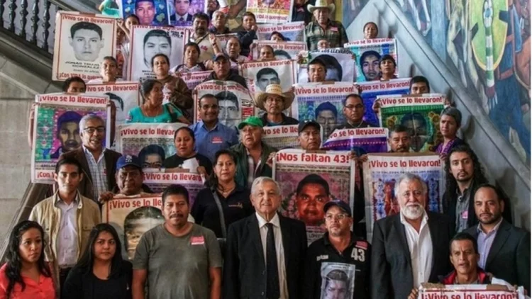 AMLO convoca a reunión crucial por caso Ayotzinapa con Claudia Sheinbaum