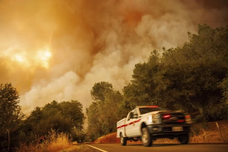 Emergencia en EU: Miles de personas evacuadas por voraz incendio en California