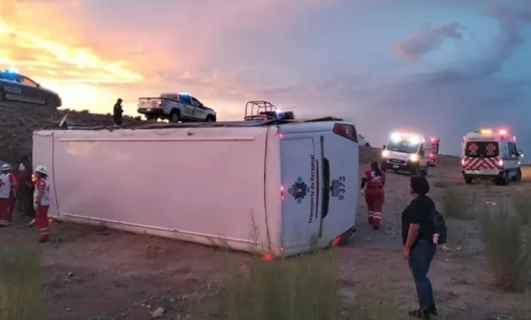 Tragedia en carretera de Chihuahua: Un muerto y 15 heridos tras volcamiento de camión