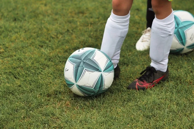 Hombres armados en motocicleta atacan partido de fútbol infantil en Puebla