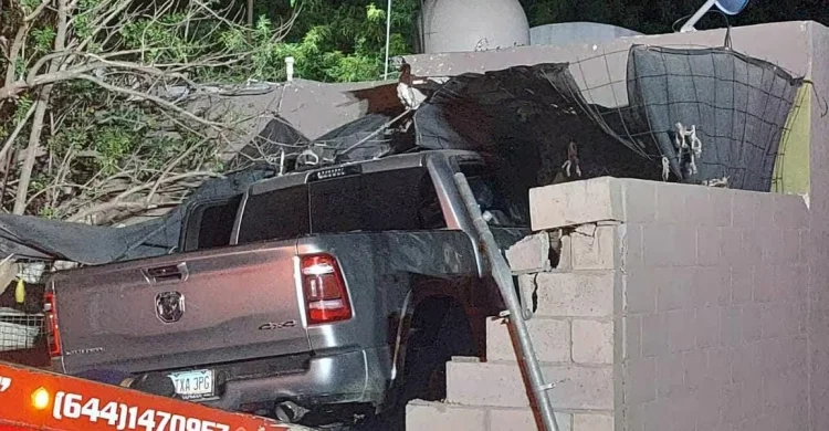 Boxeador exdiputado choca contra una casa en Ciudad Obregón y se cobra la vida de una persona