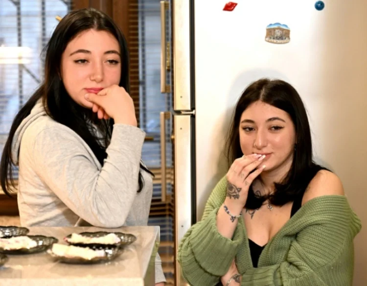 Gemelas separadas al nacer: Un reencuentro gracias a TikTok que conmueve al mundo