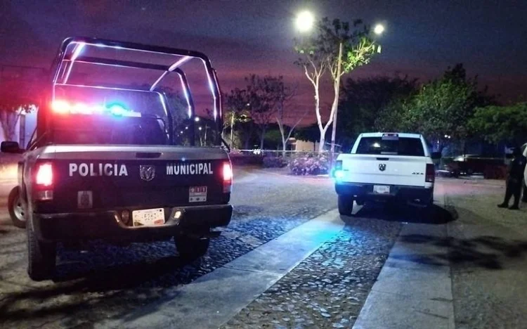 Violencia en Colima: Matan a tiros a dos hombres en bar; homicidas huyen y se estrellan