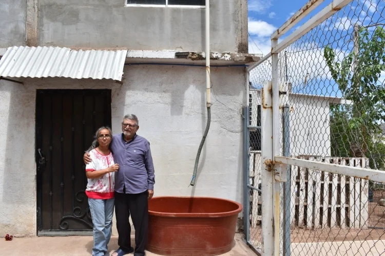 Familia de Nogales  aprovecha agua de lluvia para varios servicios