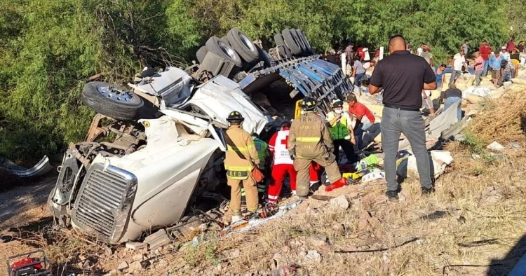 Caos al sur de Navojoa: 135 presuntos indocumentados heridos en accidente de tráiler