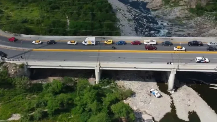 Fatal accidente: 3 policías pierden la vida tras caer patrulla de puente en Nuevo León