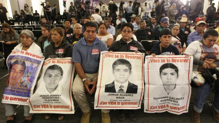 AMLO entregará dos nuevos informes a familiares de los 43 de Ayotzinapa