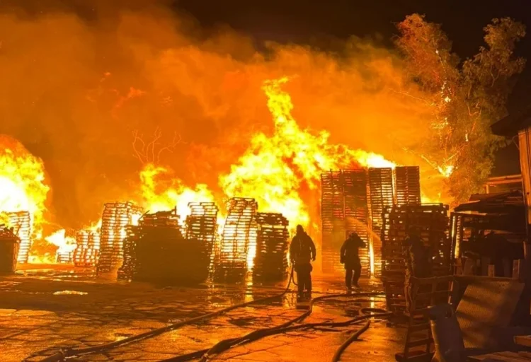 Aterrador incendio arrasa con negocios de tarimas en Nogales - FOTOS