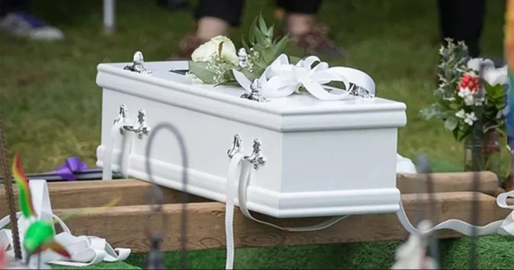 FUERTE VIDEO: Madre se viraliza al arrullar por última vez a su bebé fallecido antes de sepultarlo