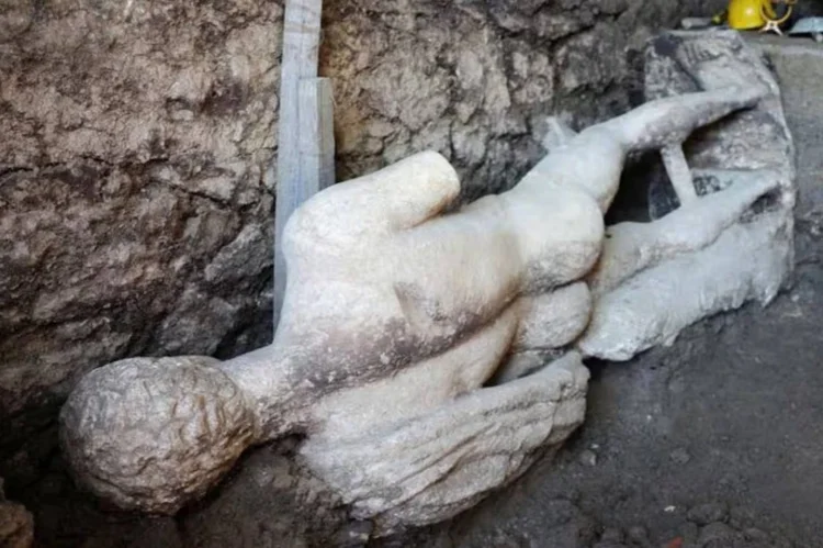 Arqueólogos descubren estatua del Imperio Romano en alcantarilla
