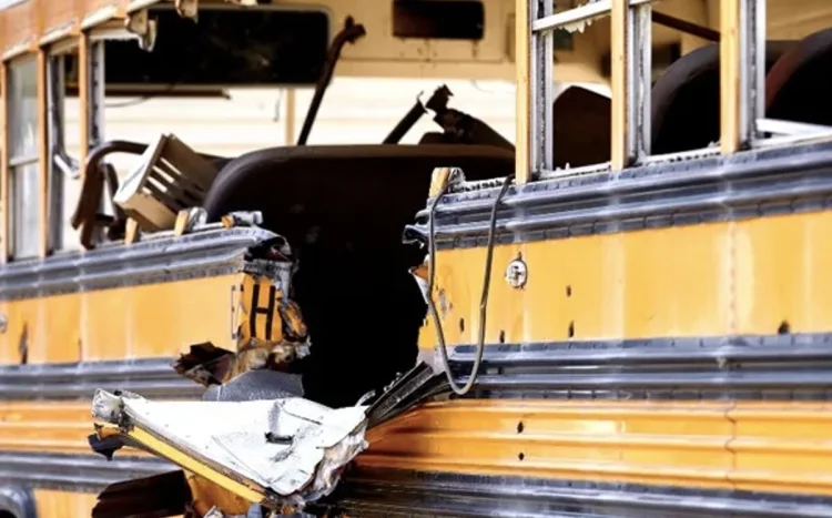 Tragedia en Sudáfrica: 12 niños fallecen en accidente de minibús escolar