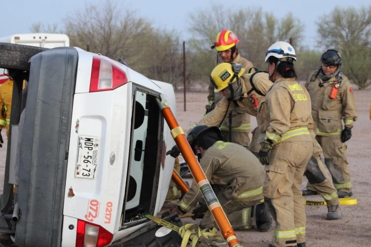 Capacitan a bomberos de Hermosillo en rescate vehicular - FOTOS