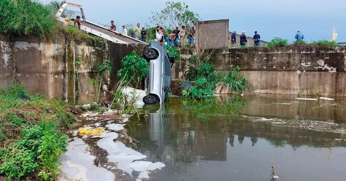 Trágico accidente en Veracruz: Fallece sacerdote al volcar su auto en canal