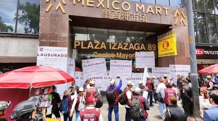 Clausuran Plaza Izazaga en el Centro Histórico de CDMX por falta de permisos