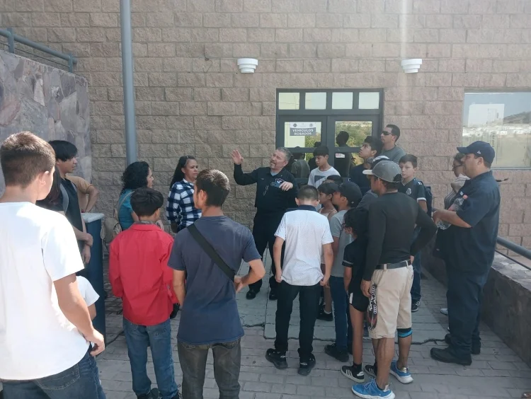 FOTOS: Jóvenes del campamento visitan oficinas de Seguridad Pública de Nogales