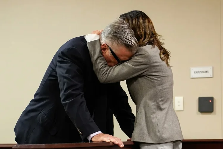 VIDEO: Alec Baldwin rompe en llanto tras decisión de jueza de desestimar su caso