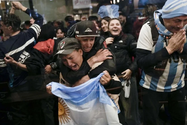 Festejan argentinos en medio de la crisis económica