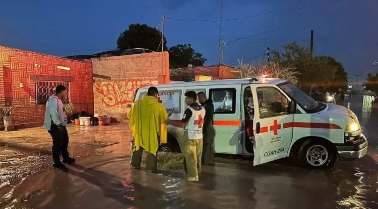 Ambulancia de Cruz Roja cae en zanja cubierta por el agua tras fuerte tormenta