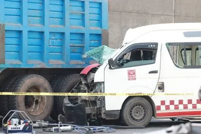 Fuerte accidente en Tultitlán: Choque de vehículos mata a una mujer y deja 14 heridos de gravedad