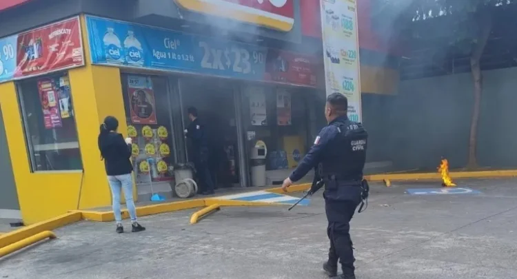Tienda de conveniencia es atacada con bombas molotov en Michoacán para saqueo