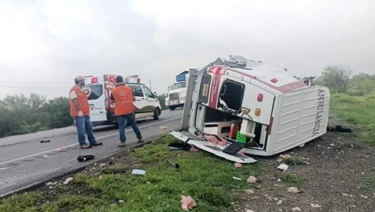 Terrible accidente de carretera: Tráiler embiste a ambulancia y cobra la vida del chofer