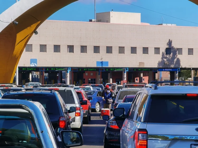 Caos en la frontera: Falla informática causa largas filas en cruce fronterizo de Nogales