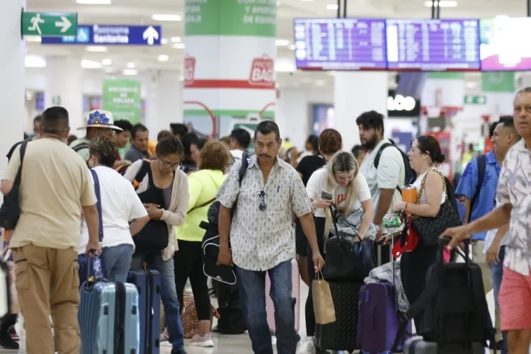 VIDEO VIRAL: Banda sinaloense calma el caos en Aeropuerto de Cancún tras cancelaciones de vuelo