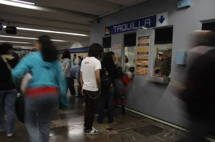 Empleada del Metro de CDMX se vuelve viral como 'Lady Taquilla' por su actitud grosera