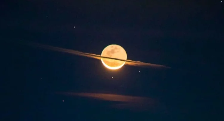 Una danza cósmica nocturna: La Luna y Saturno se juntarán en el cielo iluminando esta noche