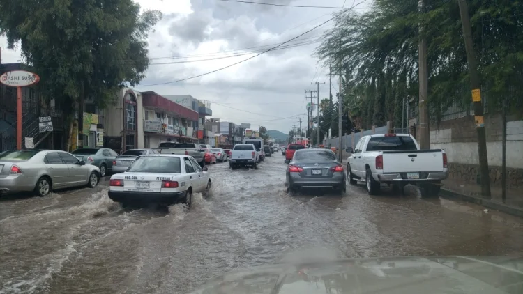Exhortan a no dejar autos estacionados en zonas de riesgo ante lluvias en Nogales