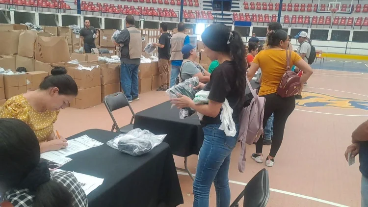 Finaliza entrega de uniformes gratuitos en Nogales