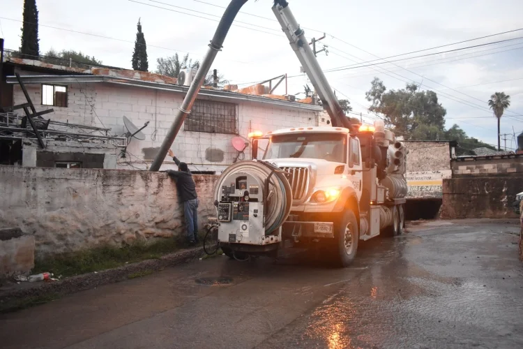 FOTOS: Auxilian a familia afectada por inundación luego de tormenta en Nogales