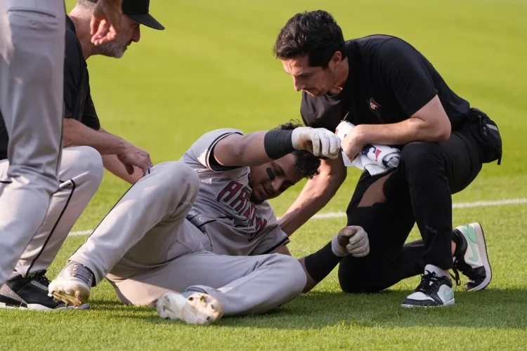 Catcher de Diamondbacks sale lesionado