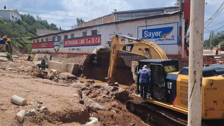 Ferretería en Nogales en riesgo por deslave de calle