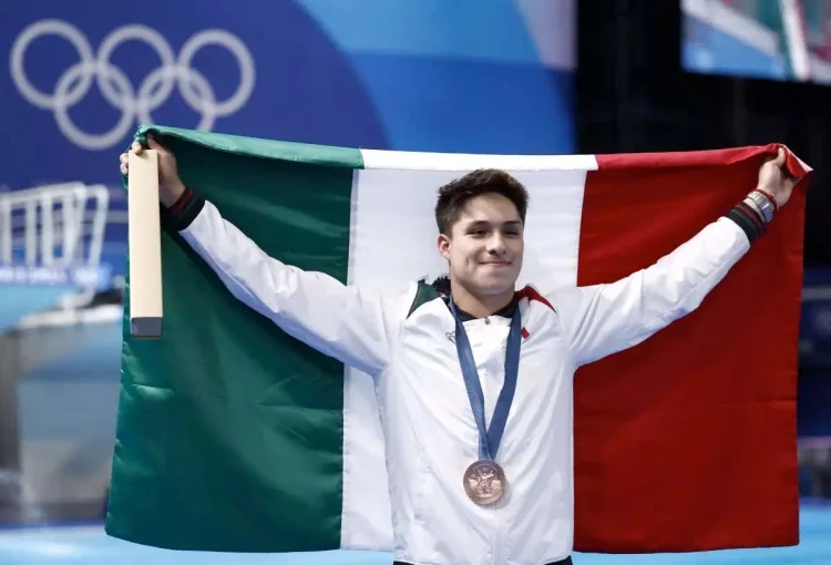 Olvera conquista el bronce en clavados