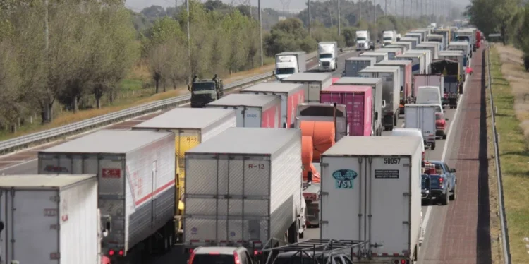 Bloqueo en México-Puebla: Ejidatarios exigen pago por tierras y caos se apodera de la autopista